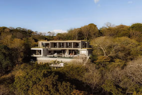 Biệt thự triệu đô nằm gọn trong sườn đồi nhiệt đới ở Costa Rica