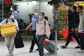 Sa lan đâm cầu Ghềnh, khách đi tàu phải trung chuyển để đi tiếp