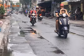 Mưa rào làm dịu nắng nóng oi ả ở TP HCM