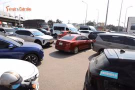 Ùn tắc kéo dài ở cửa ngõ phía Đông TP HCM trong ngày lễ 30/4