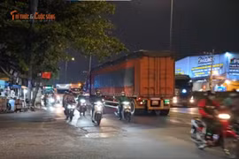Container chạy ngược chiều trên quốc lộ gây nguy hiểm cho giao thông