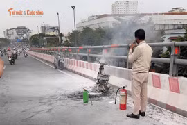 Xe máy bốc cháy dữ dội trên cầu Bình Lợi, giao thông tắc nghẽn nghiêm trọng