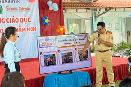 Trẻ mầm non thích thú học an toàn giao thông qua trò chơi