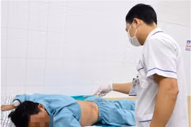 Điện giật trên cao, người đàn ông 58 tuổi chấn thương cột sống