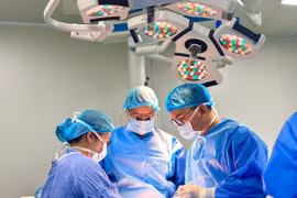Bé trai 26 tháng tuổi bị chó nhà cắn nát vùng hàm mặt