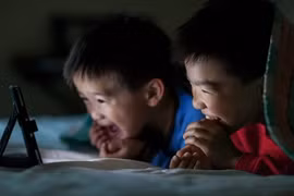 Cảnh báo nguy cơ trẻ 'trơ lì cảm xúc' khi xem nội dung độc hại