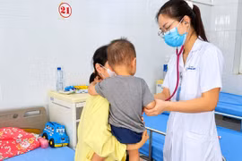 Tay chân miệng gia tăng: Trẻ sốt cao, giật mình, cha mẹ chớ chủ quan