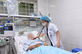 Đừng để người say nằm ngửa: Nguy cơ sặc phổi, suy hô hấp