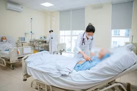 Ho kéo dài, sụt cân: Người trẻ đừng chủ quan với bệnh lao phổi
