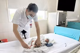 Vòng xơ siết nghẹt chân, bé sơ sinh 12 giờ tuổi phải phẫu thuật
