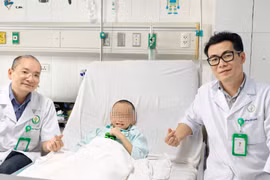 4 giờ căng thẳng cứu bé trai 6 tuổi bị cọc sắt xuyên thấu bụng, tầng sinh môn