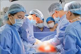 Tạo hình thực quản cho người bệnh mất dạ dày do uống nhầm thuốc tẩy bồn cầu