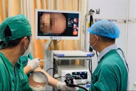 Đặt răng giả trong ly, người đàn ông uống nước rồi nuốt cả hàm răng giả