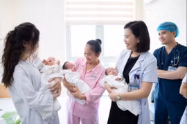 Kỳ tích tam thai cực non: Một bé chào đời, hai bé được giữ thêm 36 giờ
