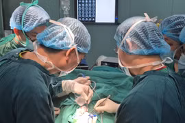 Ngã khi vui chơi, bé 27 tháng tuổi bị máu tụ ngoài màng cứng nguy kịch