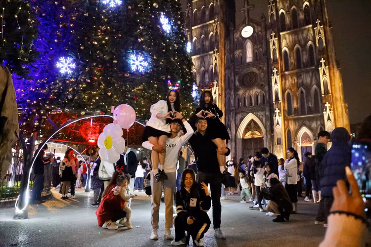 Nha tho Lon Ha Noi long lay, chat kin nguoi toi “song ao”-Hinh-10