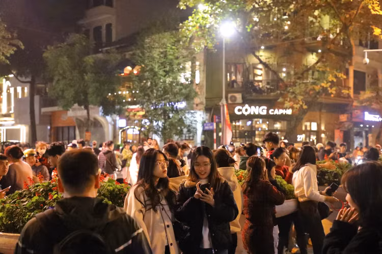 Nha tho Lon Ha Noi long lay, chat kin nguoi toi “song ao”-Hinh-2