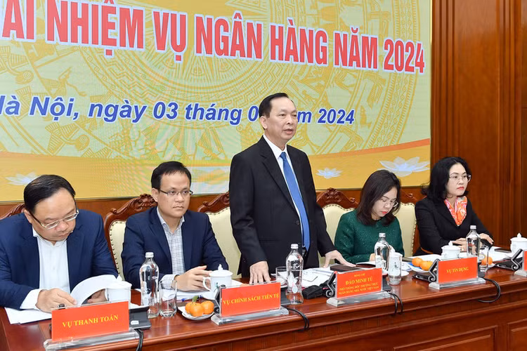 Giá vàng SJC cao hơn thế giới: Phó Thống đốc NHNN nói gì? Gia vang SJC cao hon the gioi: Pho Thong doc NHNN noi gi?