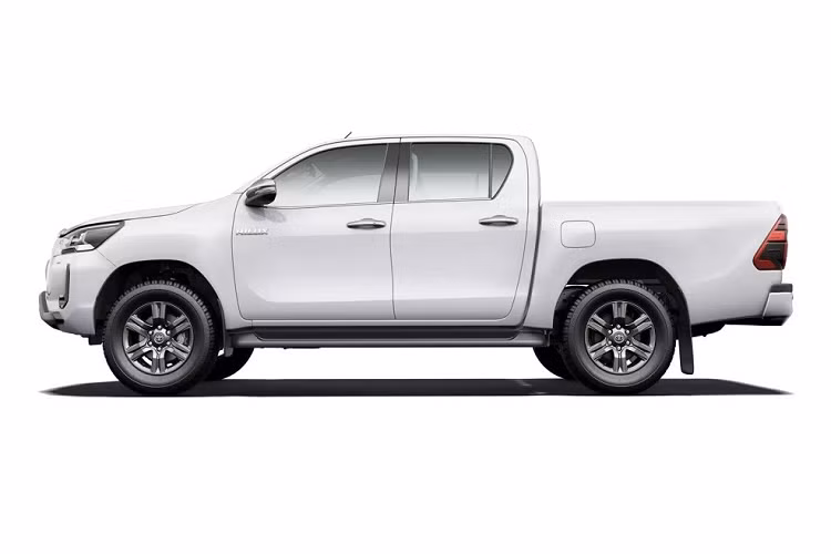 Cụ thể, hãng Toyota đã bổ sung camera 360 độ như trang bị tiêu chuẩn cho bản Z của Hilux ở thị trường Nhật Bản. Nhờ đó, người lái có tầm nhìn bao quát hơn thông qua màn hình cảm ứng trung tâm của xe. Ngoài ra, hãng Toyota còn trang bị camera lùi và hệ thống thông tin giải trí nâng cấp cho Hilux Z.