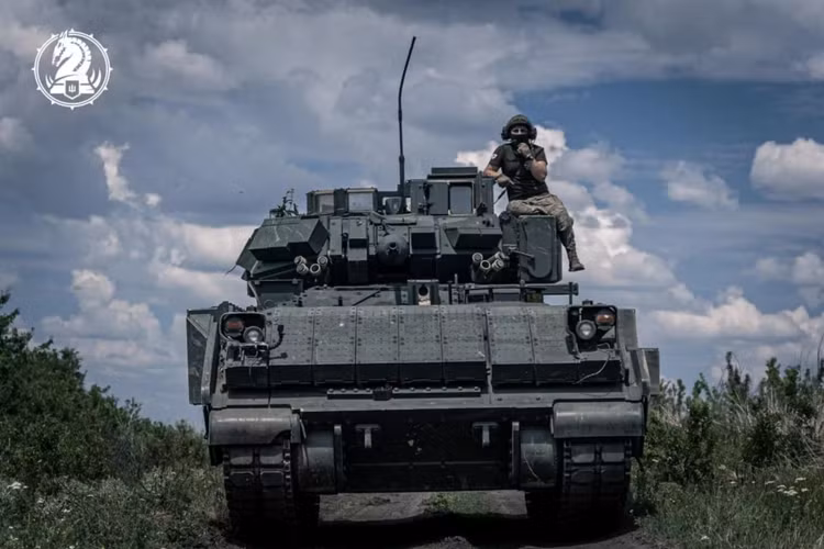 Ukraine trang bị giáp lồng cho xe chiến đấu Bradley “đối phó” UAV - Hình 11 Ukraine trang bi giap long cho xe chien dau Bradley “doi pho” UAV-Hinh-11