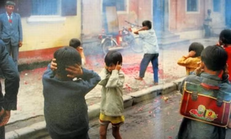 Chùm ảnh không thể nào quên về Tết Hà Nội thời bao cấp - Hình 6 Chum anh khong the nao quen ve Tet Ha Noi thoi bao cap-Hinh-6