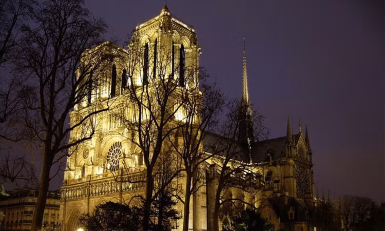 Chuyện kỳ bí về những bóng ma trong nhà thờ Đức Bà Paris - Hình 2 Chuyen ky bi ve nhung bong ma trong nha tho Duc Ba Paris-Hinh-2