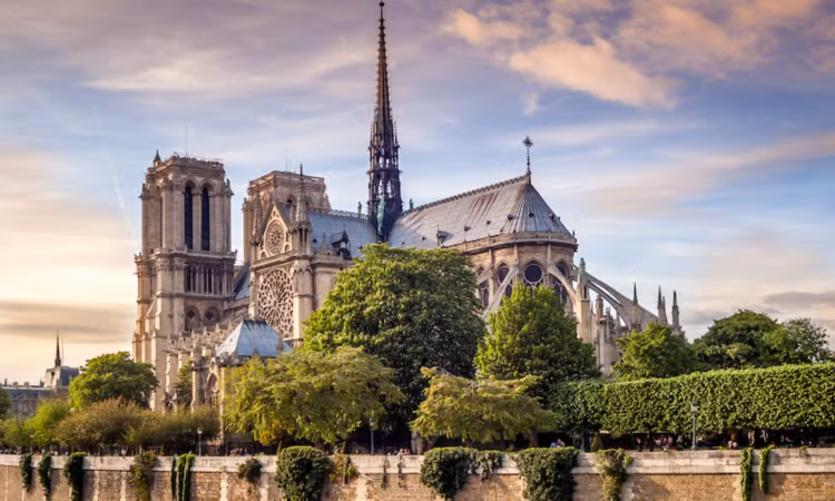 Chuyện kỳ bí về những bóng ma trong nhà thờ Đức Bà Paris - Hình 5 Chuyen ky bi ve nhung bong ma trong nha tho Duc Ba Paris-Hinh-5