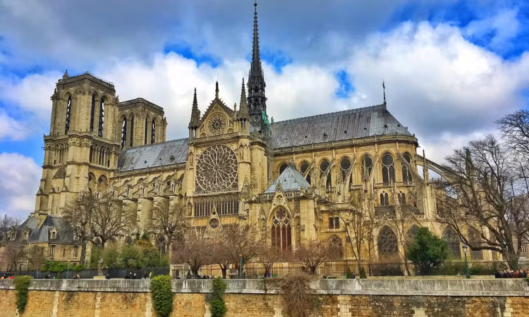 Chuyện kỳ bí về những bóng ma trong nhà thờ Đức Bà Paris - Hình 7 Chuyen ky bi ve nhung bong ma trong nha tho Duc Ba Paris-Hinh-7