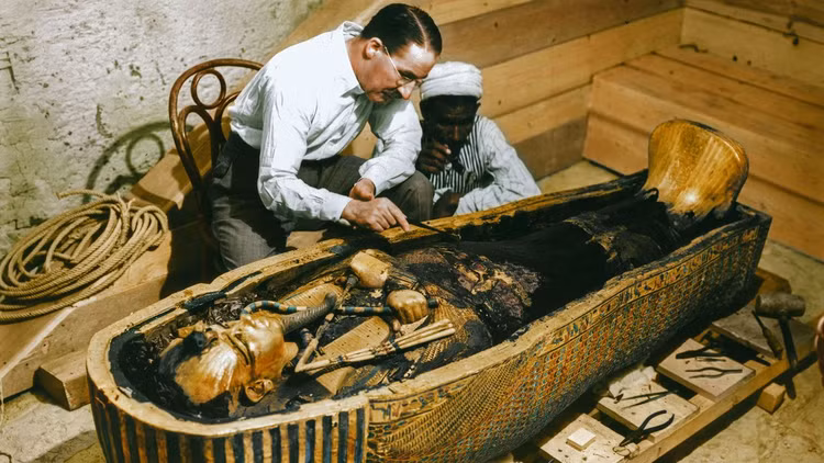 Bi mat vua he lo trong lang mo Tutankhamun, ca the gioi ngo ngang