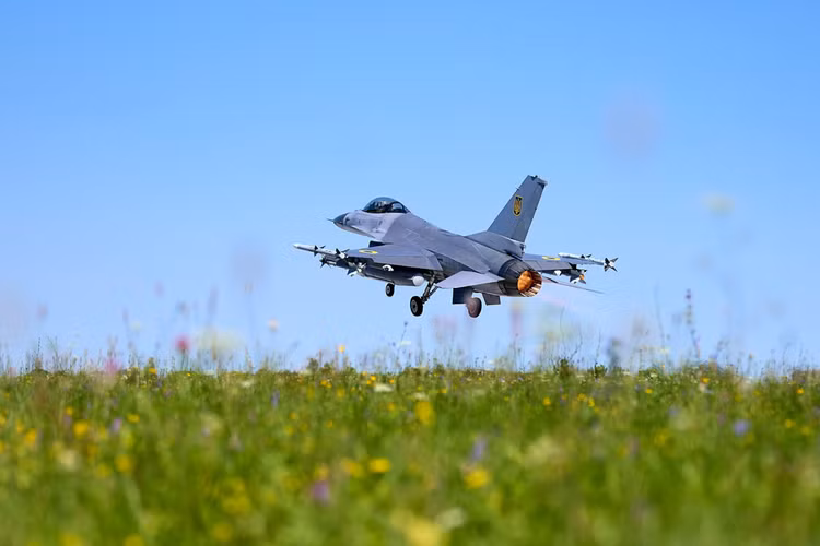Ten lua S-400 noi so lon nhat cua phi cong F-16 Ukraine-Hinh-6