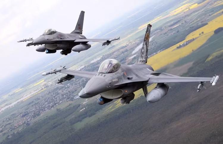 Ten lua S-400 noi so lon nhat cua phi cong F-16 Ukraine-Hinh-4