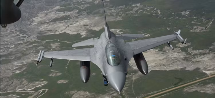 Ten lua S-400 noi so lon nhat cua phi cong F-16 Ukraine-Hinh-14