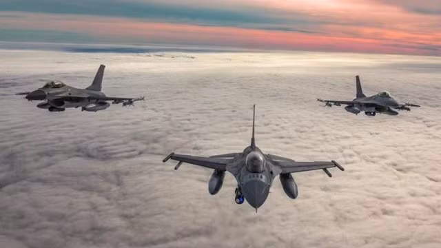 Ten lua S-400 noi so lon nhat cua phi cong F-16 Ukraine-Hinh-10
