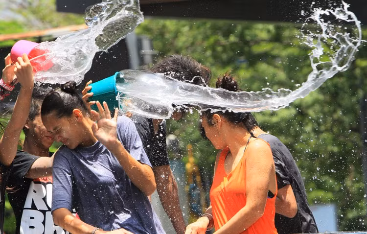 Những nghi lễ độc lạ chỉ có trên tàu xuyên Đại Tây Dương - Hình 11 Nhung nghi le doc la chi co tren tau xuyen Dai Tay Duong-Hinh-11