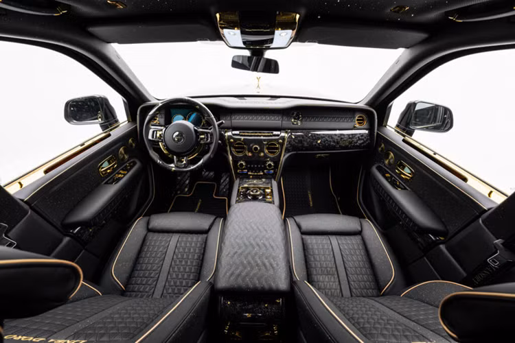 Ngắm SUV siêu sang Rolls-Royce Cullinan dát vàng độc nhất vô nhị - Hình 4 Ngam SUV sieu sang Rolls-Royce Cullinan dat vang doc nhat vo nhi-Hinh-4