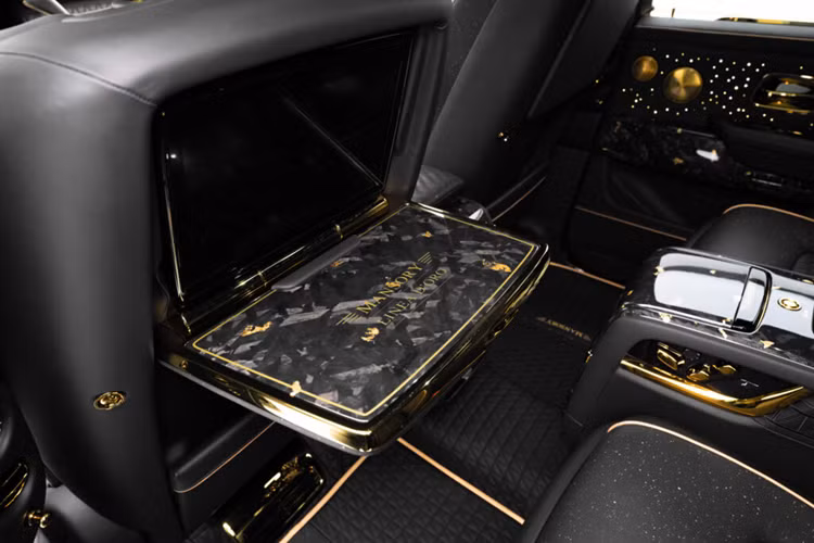 Ngắm SUV siêu sang Rolls-Royce Cullinan dát vàng độc nhất vô nhị - Hình 6 Ngam SUV sieu sang Rolls-Royce Cullinan dat vang doc nhat vo nhi-Hinh-6