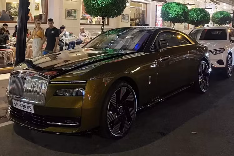 Rolls-Royce Spectre thu 2 cua dai gia Sai Gon, khong duoi 25 ty
