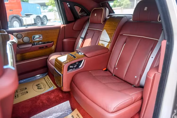 Cận cảnh Rolls-Royce Phantom VIII "giá rẻ" về Việt Nam... chỉ 39 tỷ đồng - Hình 3 Can canh Rolls-Royce Phantom VIII