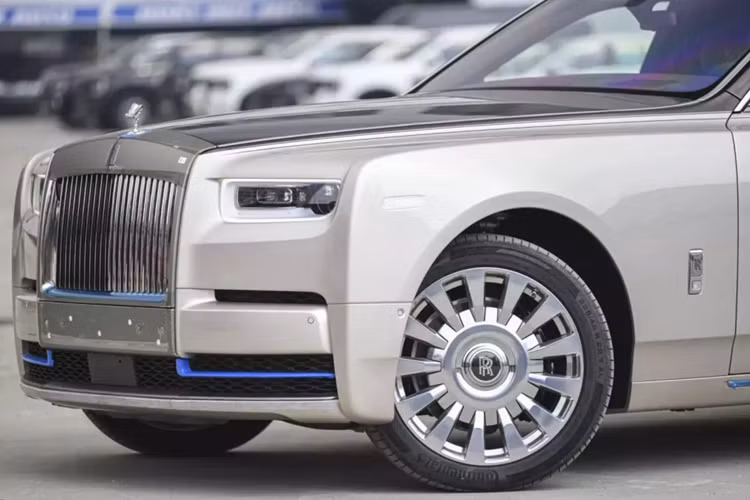 Cận cảnh Rolls-Royce Phantom VIII "giá rẻ" về Việt Nam... chỉ 39 tỷ đồng - Hình 9 Can canh Rolls-Royce Phantom VIII