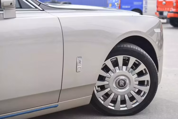 Cận cảnh Rolls-Royce Phantom VIII "giá rẻ" về Việt Nam... chỉ 39 tỷ đồng - Hình 10 Can canh Rolls-Royce Phantom VIII