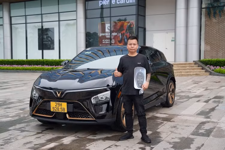 Vinfast VF7 Hỏa Long Độc Bản hơn 1 tỷ đồng đã đến tay khách Việt - Hình 6 Vinfast VF7 Hoa Long Doc Ban hon 1 ty dong da den tay khach Viet-Hinh-6