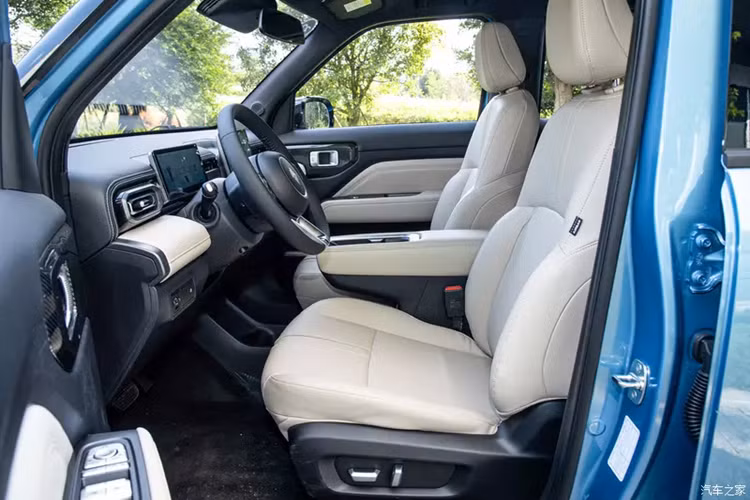 "Soi" Baojun Yep Plus 2024 từ 306 triệu đồng liệu có về Việt Nam? - Hình 7 Nhìn từ bên hông, chiếc xe Baojun Yep Plus 2024 tiếp tục đặc điểm thiết kế của tổng thể hình hộp vuông vắn, sử dụng nhiều đường thẳng để tăng cường độ cứng cáp cho tổng thể xe, đồng thời vẫn đảm bảo không gian ngồi bên trong xe. Một tấm ốp trang trí cùng màu với thân xe được bổ sung phía sau cột C của Baojun Yep Plus 2024 tạo cảm giác phong cách.