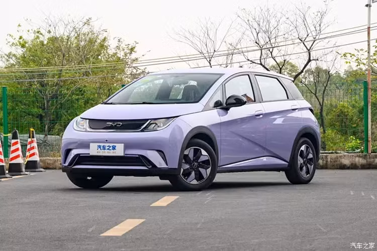 "Soi" Baojun Yep Plus 2024 từ 306 triệu đồng liệu có về Việt Nam? - Hình 19 Tất nhiên, ngoài yếu tố định vị, xét theo giá bán của xe, nó sẽ phải đối mặt với sự cạnh tranh thị trường từ BYD Dolphin, Nezha AYA ... Với kiểu dáng hầm hố, địa hình và hình hộp, Baojun Yep Plus 2024 đã thu hút rất nhiều sự chú ý của người dùng đô thị.