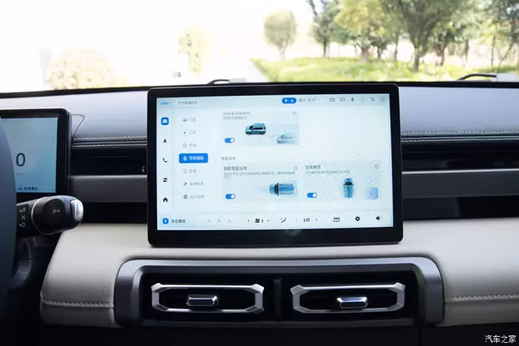 "Soi" Baojun Yep Plus 2024 từ 306 triệu đồng liệu có về Việt Nam? - Hình 10 Xe thiết kế cửa sau mở sang một bên cổ điển, không chỉ mang lại không gian chứa đồ 12 lít mà còn có thể mở rộng để lắp một chiếc bàn nhỏ ở phía sau. Ở kích thước thân xe, chiều dài, chiều rộng và chiều cao của Baojun Yep Plus 2024 là 3996x1760x1726mm, chiều dài cơ sở 2560mm, khoảng sáng gầm xe đầy tải đạt 150mm, bán kính quay vòng chỉ 5,35m.