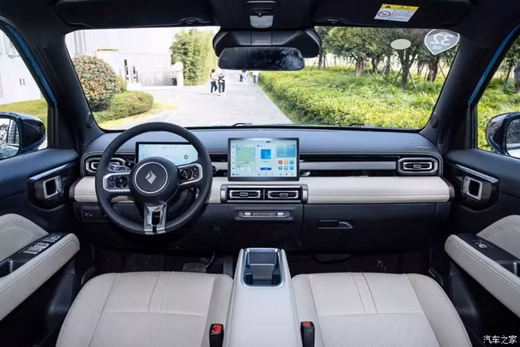"Soi" Baojun Yep Plus 2024 từ 306 triệu đồng liệu có về Việt Nam? - Hình 9 Chiếc xe mới sử dụng đèn pha ngựa vằn đô thị cổ điển và đèn hậu dạng đường ray, tiếp tục bố cục hình dạng bốn chiều ngang và bốn chiều dọc của gia đình. Đèn phanh trên cao được bổ sung phía trên đuôi xe, cửa cốp mở sang một bên.