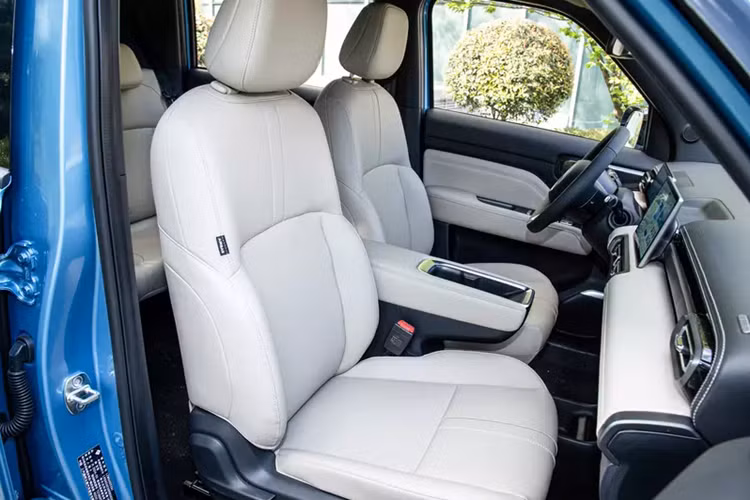 "Soi" Baojun Yep Plus 2024 từ 306 triệu đồng liệu có về Việt Nam? - Hình 6 Hình dáng cản trước theo phong cách off-road được áp dụng phía dưới đầu xe, kết hợp với các đường gân nhô cao của nắp khoang động cơ khiến chiếc xe này trở nên hoang dã hơn một chút. Về phối màu, Baojun Yep Plus 2024 sẽ ra mắt 5 màu mới gồm Cloud Gray, Sea of Clouds White, Sky Blue, Aurora Green và Space Black.\