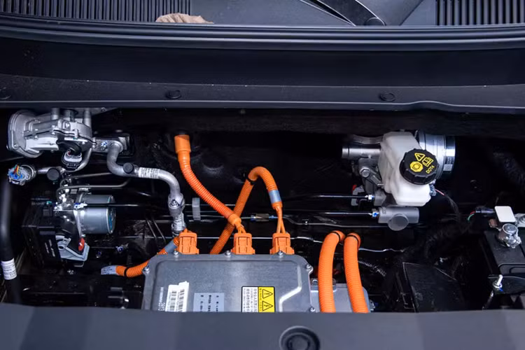 "Soi" Baojun Yep Plus 2024 từ 306 triệu đồng liệu có về Việt Nam? - Hình 12 Về nội thất, Baojun Yep Plus 2024 tiếp tục phong cách nội thất gia đình, xe sử dụng vô lăng ba chấu đa chức năng, kết hợp với đồng hồ LCD độc lập kích thước lớn phổ biến + màn hình điều khiển trung tâm treo và cửa gió điều hòa hình chữ nhật bo tròn. để tăng thêm không khí trẻ trung.