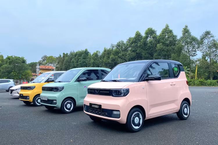 Câu trả lời là người dùng xe Mini EV vẫn có thể lái xe lên cao tốc nhưng phải lưu ý, có những đoạn đường cao tốc yêu cầu tốc độ tối thiểu từ 60 - 80 km/h, điều này có thể khiến chiếc xe Mini EV phải chật vật để di chuyển tốc độ này.