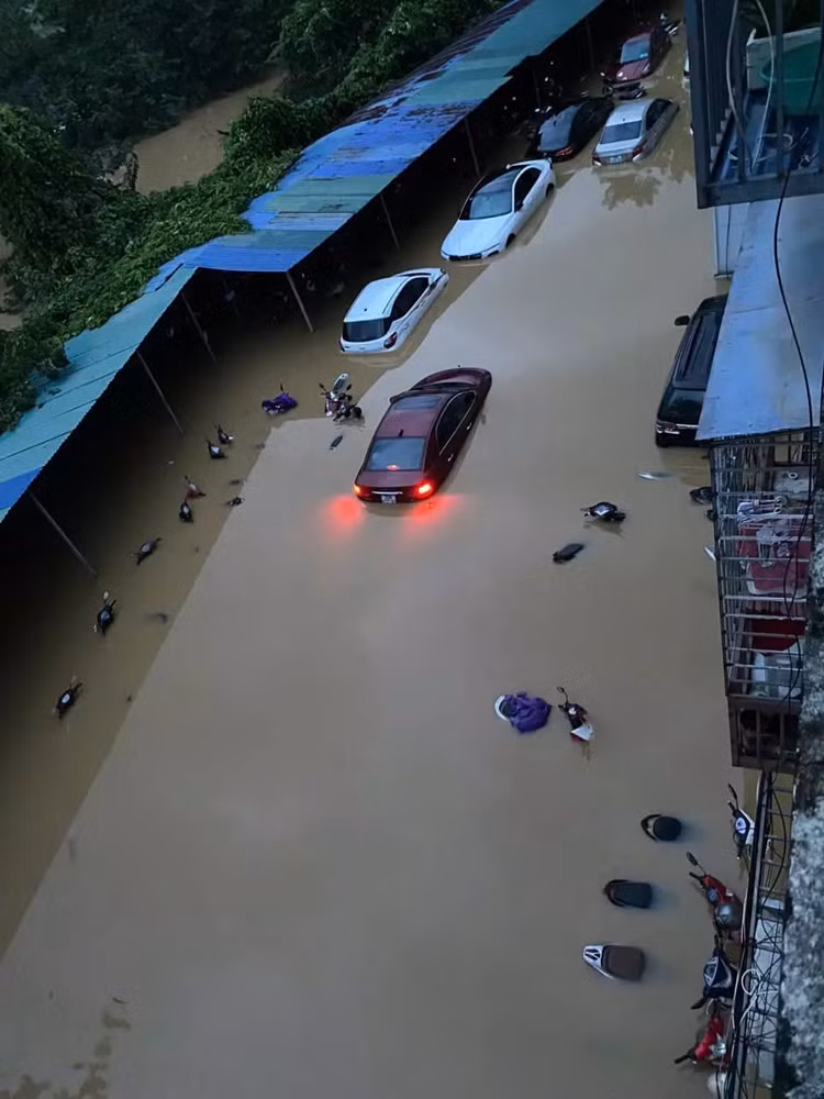 Hàng loạt ôtô chìm trong nước lũ ở Thái Nguyên - Hình 6 Hang loat oto chim trong nuoc lu o Thai Nguyen-Hinh-6