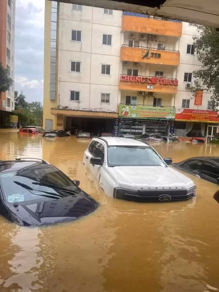 Hàng loạt ôtô chìm trong nước lũ ở Thái Nguyên - Hình 5 Hang loat oto chim trong nuoc lu o Thai Nguyen-Hinh-5